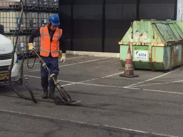 asfalt scheuren herstellen