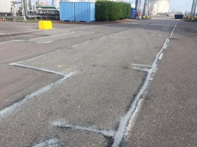 Scheuren in asfalt herstellen