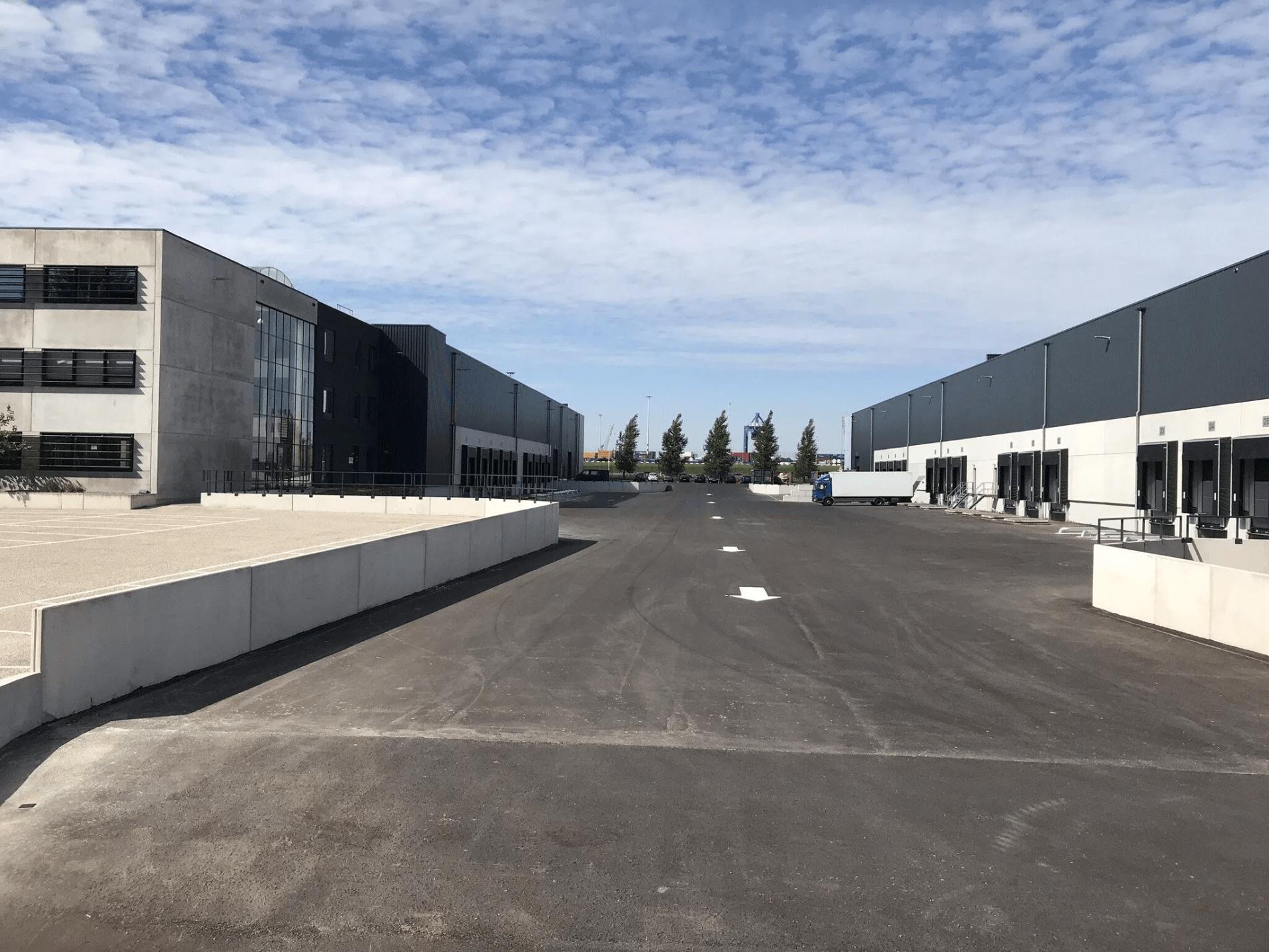 Parkeerterrein met wegmarkering pijl