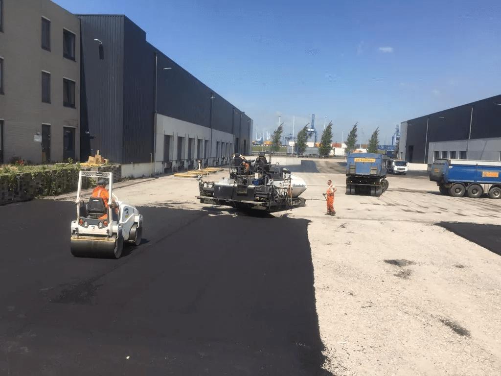 Aanleg van asfalt door Buitengewoon