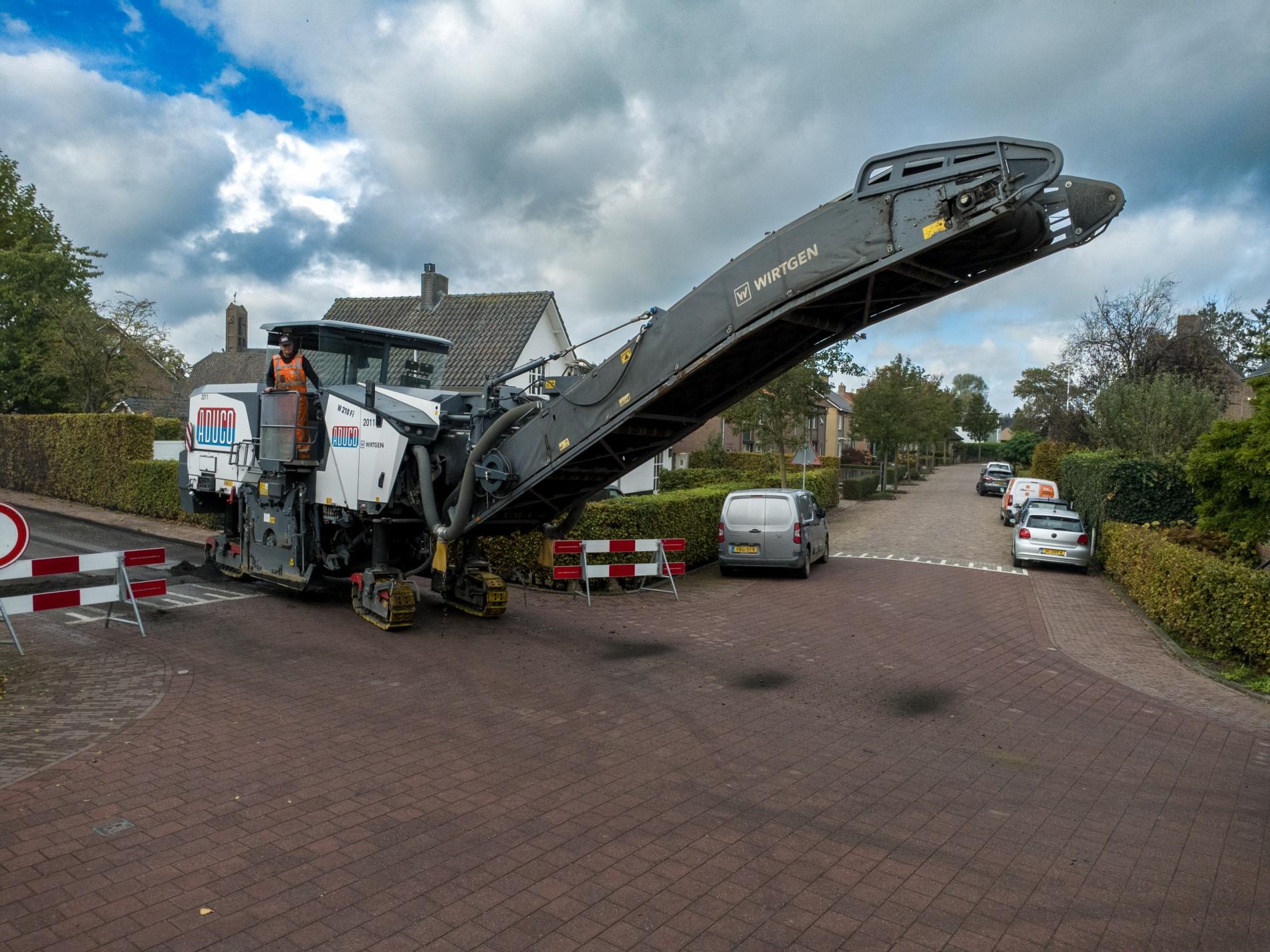 Asfaltwerk | Buitengewoon Frezen asfalteren belijnen putkoppen boren Kruisstraat Drongelen Gemeente Altena