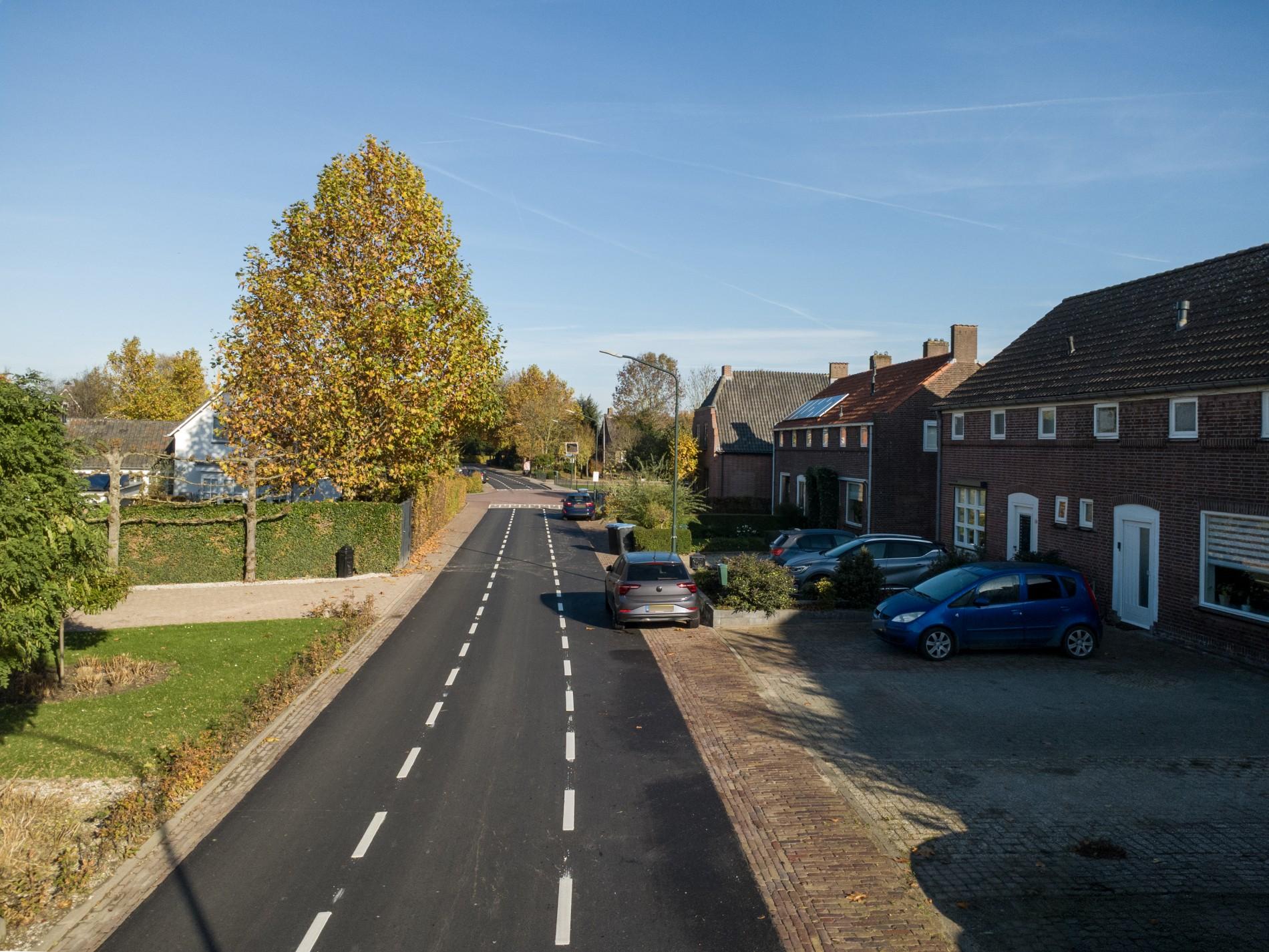Nieuw asfalt op de Kruisstraat in Drongelen, Gemeente Altena