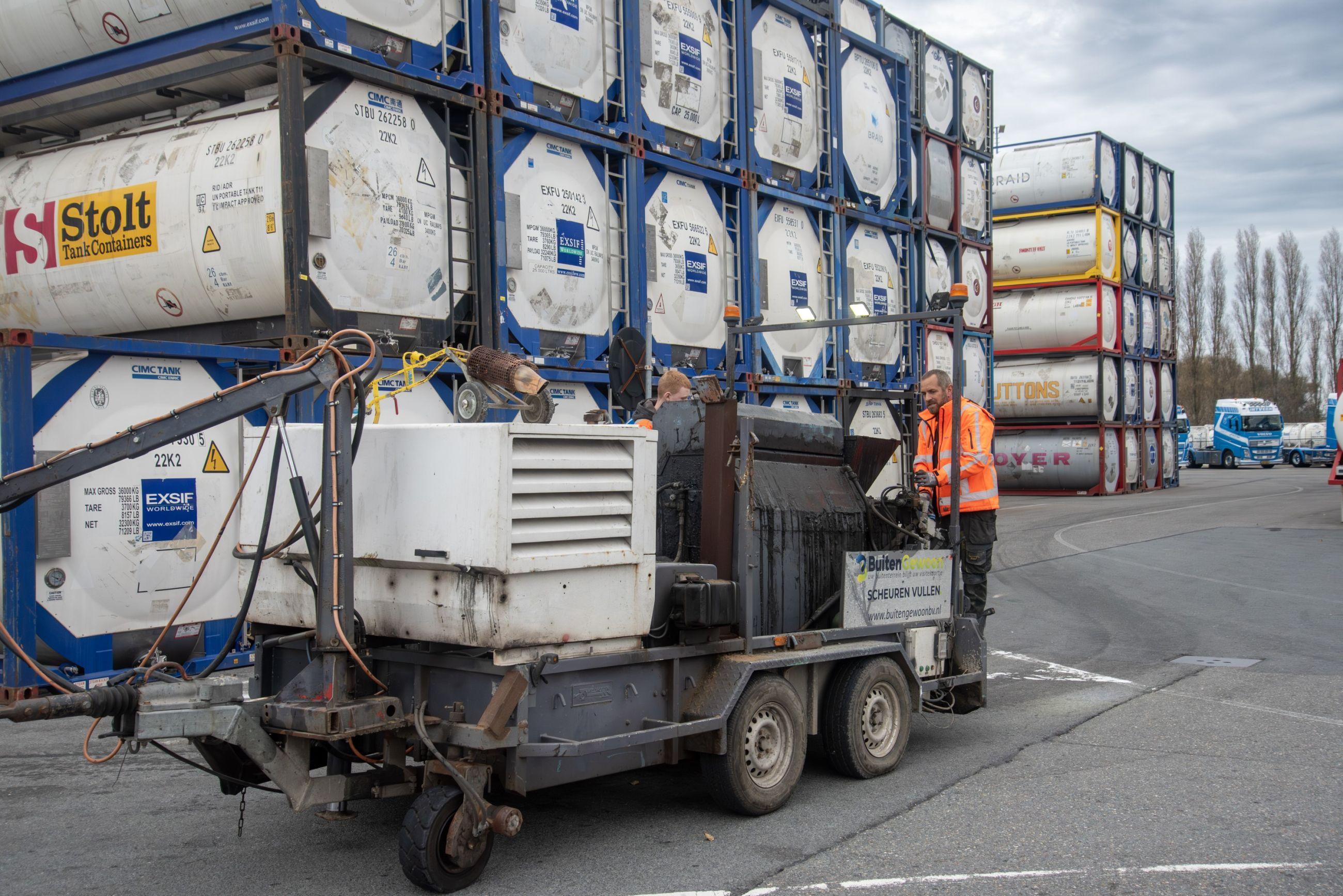 Asfaltreparatie | Buitengewoon Scheurvulling asfalt Kees int Veen Rotterdam