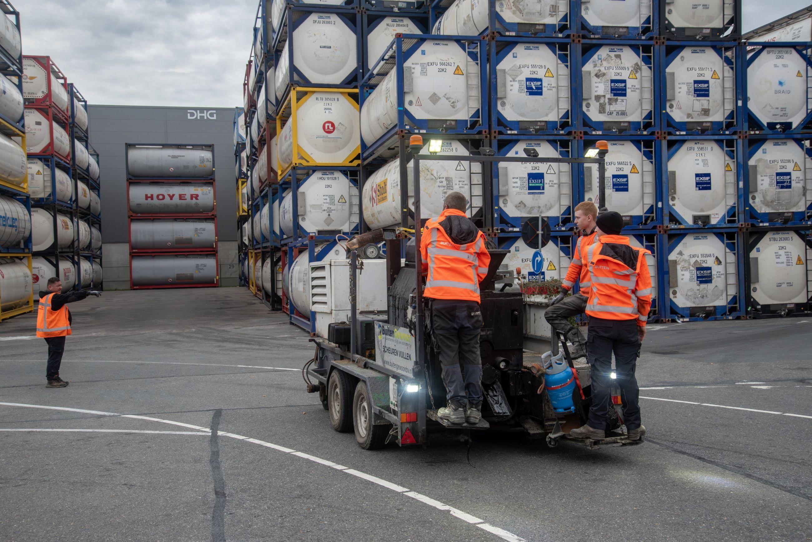 Asfaltreparatie | Buitengewoon Scheurvulling asfalt Kees int Veen Rotterdam