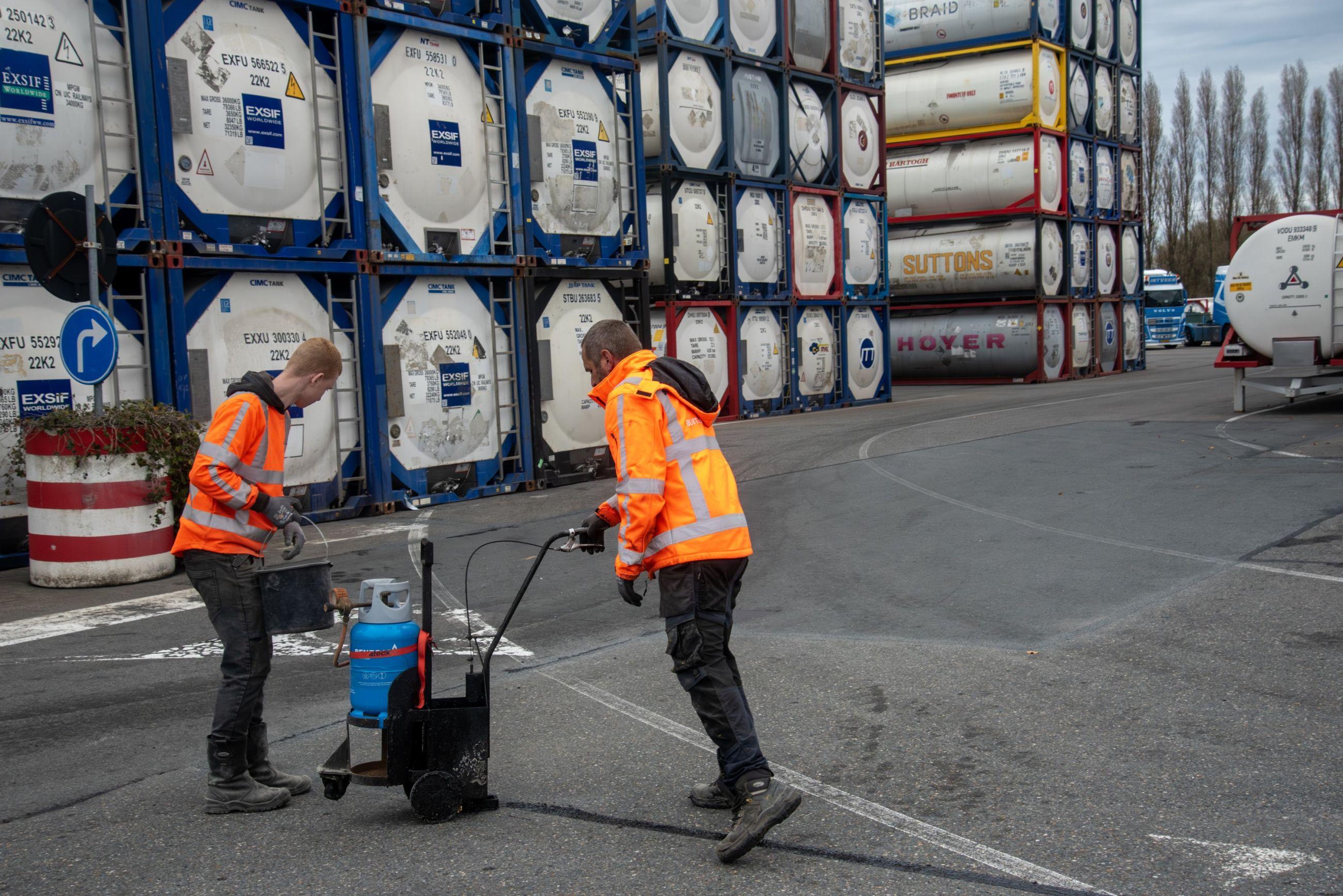 Asfaltreparatie | Buitengewoon Scheurvulling asfalt Kees int Veen Rotterdam