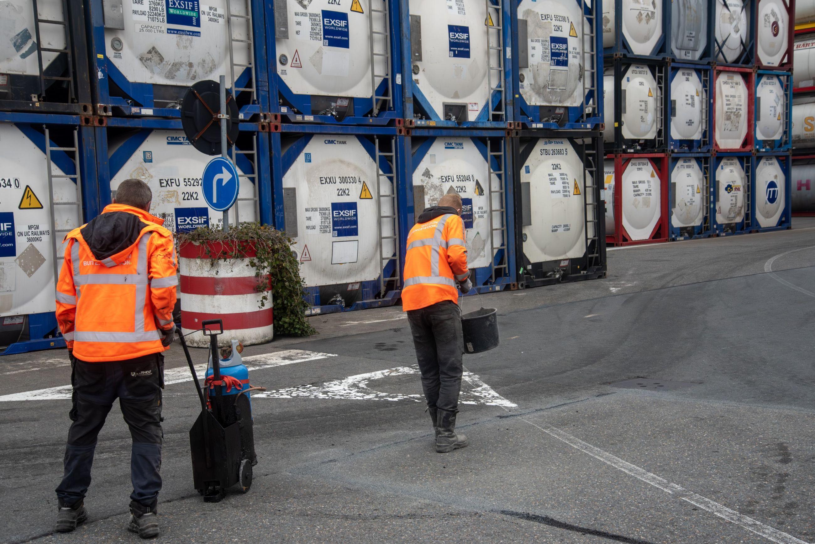 Asfaltreparatie | Buitengewoon Scheurvulling asfalt Kees int Veen Rotterdam