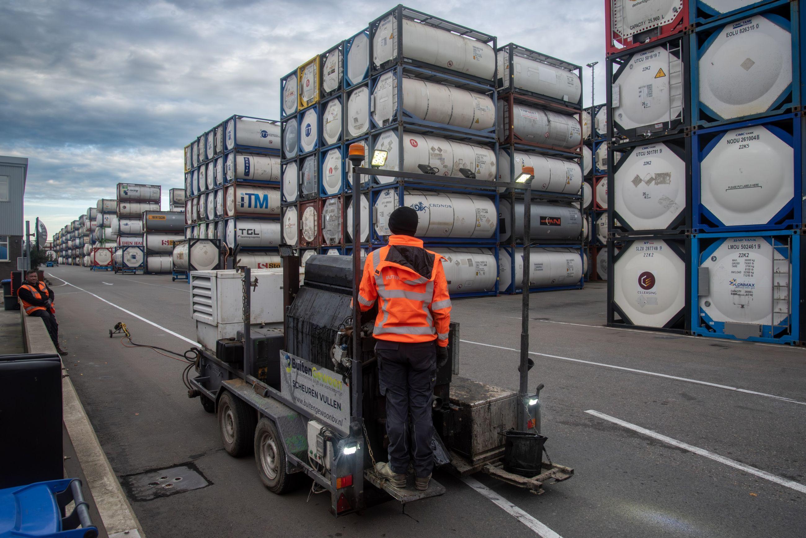 Asfaltreparatie | Buitengewoon Scheurvulling asfalt Kees int Veen Rotterdam
