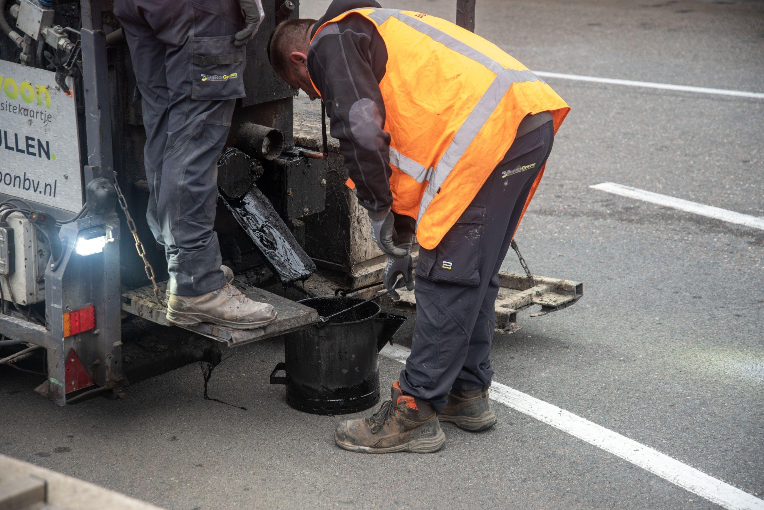 Asfaltreparatie | Buitengewoon Scheurvulling asfalt Kees int Veen Rotterdam