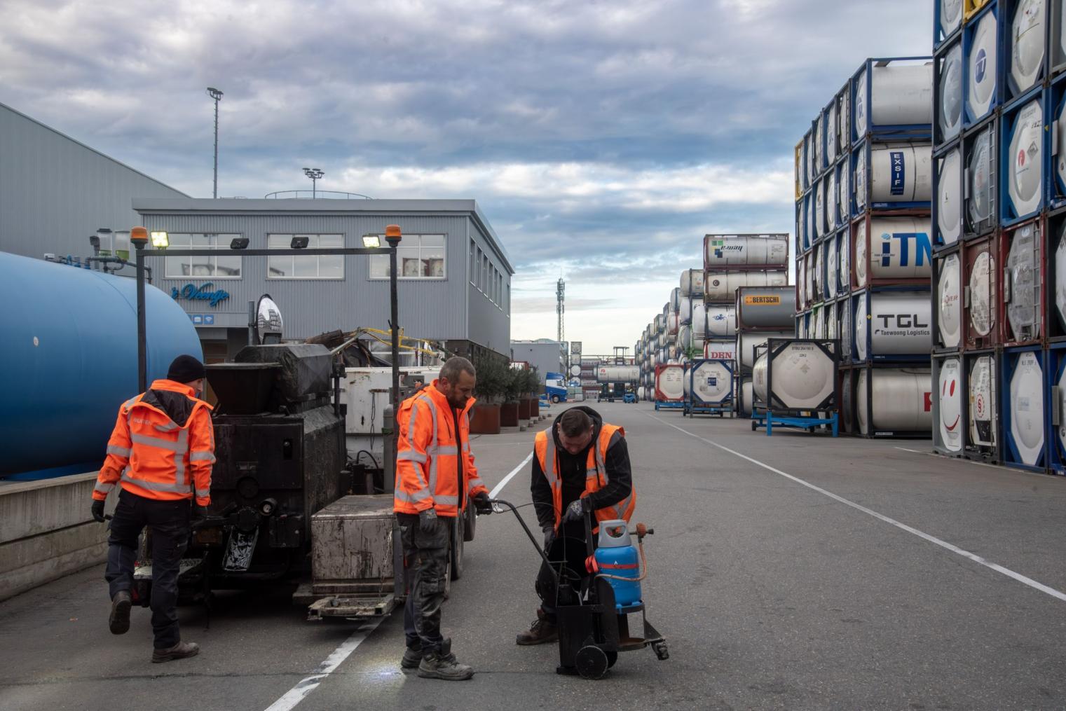 Asfaltreparatie | Buitengewoon Scheurvulling asfalt Kees int Veen Rotterdam