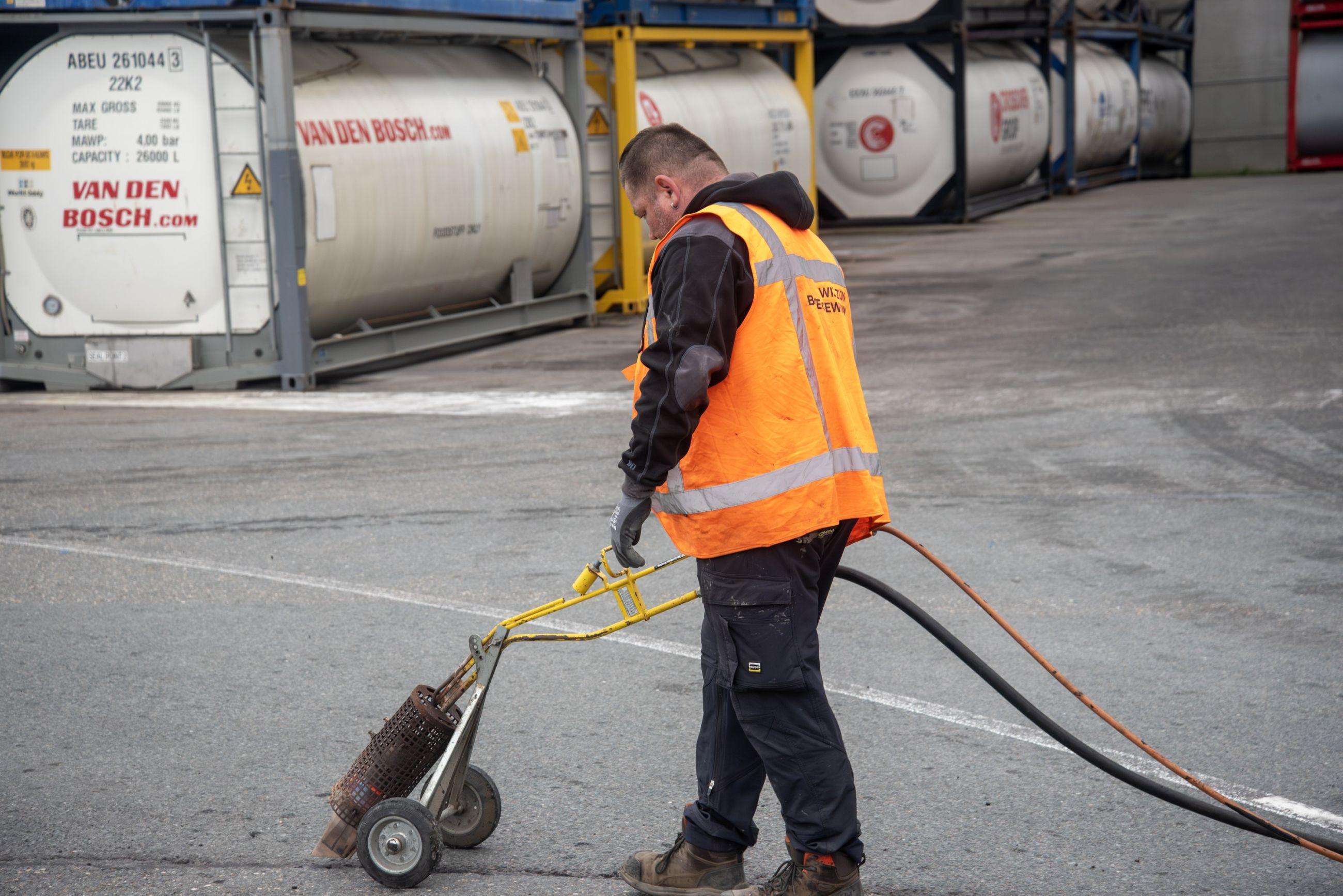 Asfaltreparatie | Buitengewoon Scheurvulling asfalt Kees int Veen Rotterdam