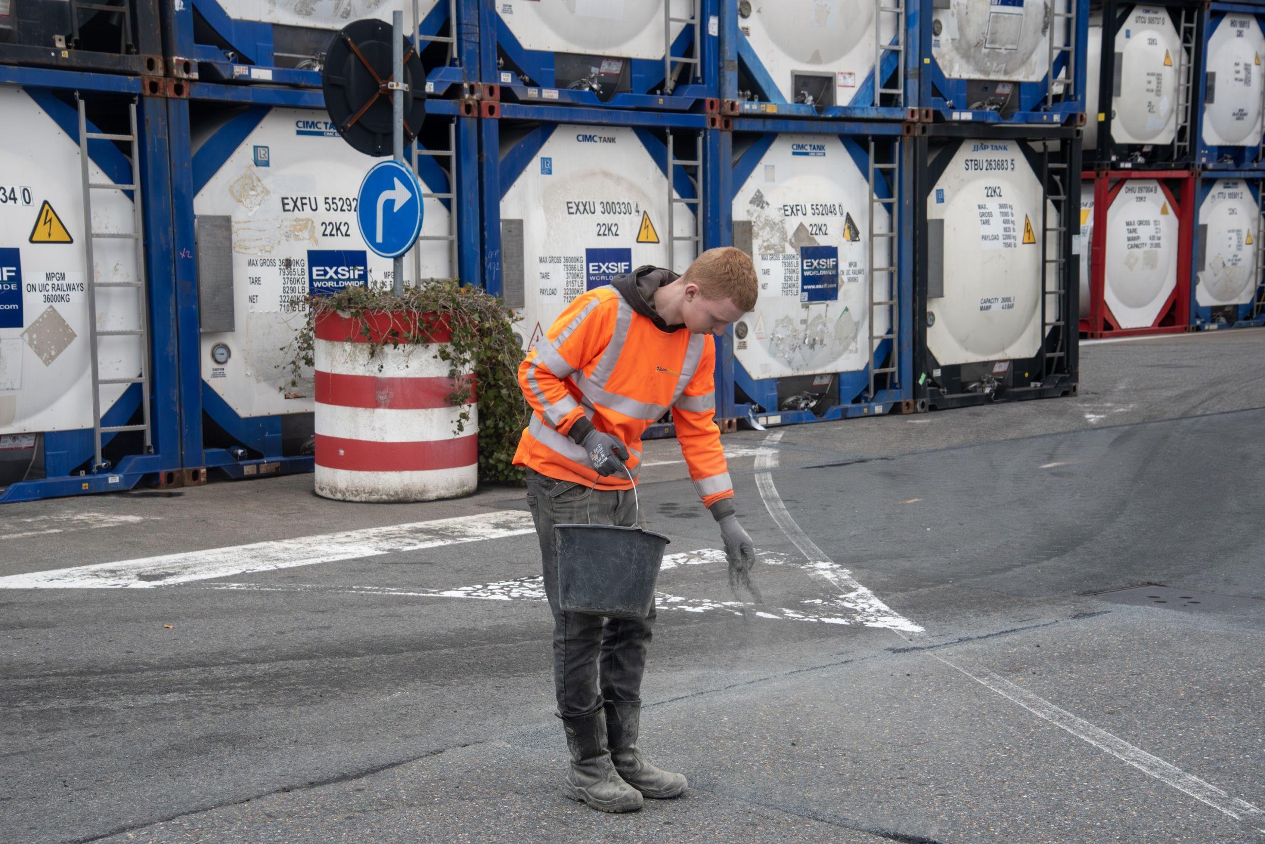 Asfaltreparatie | Buitengewoon Scheurvulling asfalt Kees int Veen Rotterdam