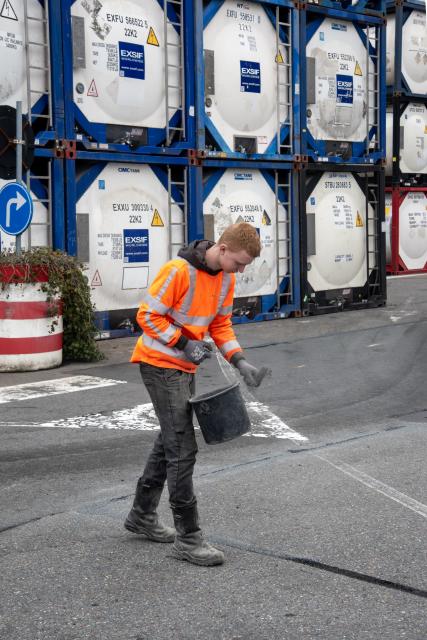 Asfaltreparatie | Buitengewoon Scheurvulling asfalt Kees int Veen Rotterdam